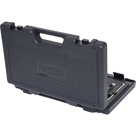 Schwarzer Werkzeugkoffer, halb geöffnet, mit Werkzeugen. Auf dem Koffer ist das Logo von KS TOOLS zu sehen.